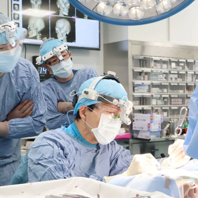 最近のオペ室の様子。

一般的に美容外科の手術は、ポピュラーな目鼻の形成術はじめ、局所麻酔で執刀医が一人で行う手術が多いのですが、顔面輪郭形成術は特別で、メイン執刀医、サブ執刀医、歯科口腔外科医、麻酔科医、直介ナース、外回りナースなどチームで行なうことが多いため、大掛かりな手術になります。時には見学の医師が加わることもあります。

美容医療の世界も最近の急速な進歩で、新しい医療機器の開発だけでなく新しい術式の開発も目覚ましく、以前は顔面輪郭形成術はＸ線のセファロ分析による術前計画が必要でしたが、現在は3DCT検査や3Dプリンターによる透明立体模型など視覚的により分かりやすくより安全な手術が可能になって来ました。

もちろん手術室は張り詰めた空気ですが、皆それぞれprofessionalで和気藹々の雰囲気の中で楽しく行っています。

小木曽クリニック　院長　小木曽

#小木曽クリニック　#顔面輪郭形成 　#骨切り